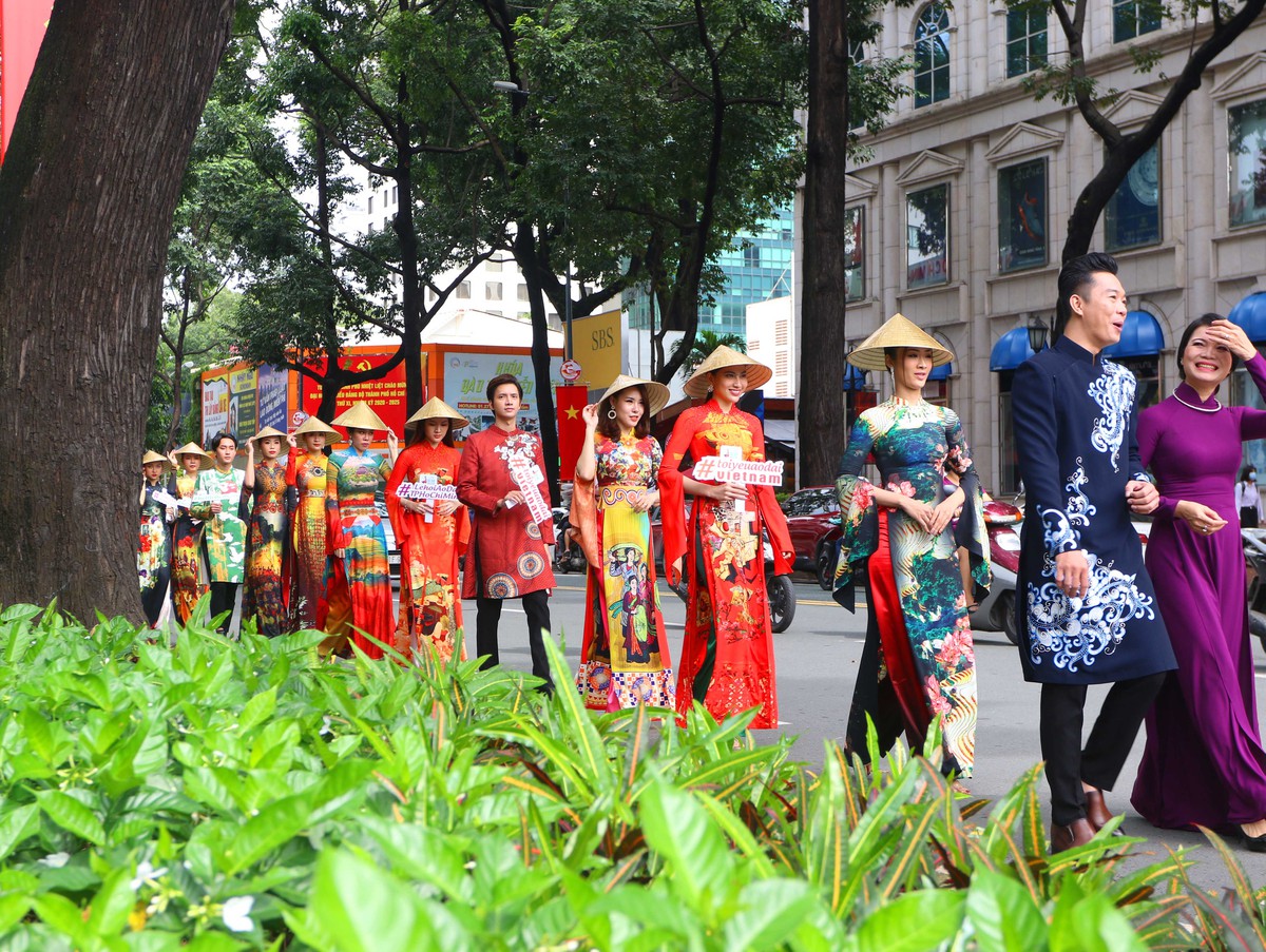 Ngắm những tà áo dài truyền cảm hứng trên đường phố Sài Gòn